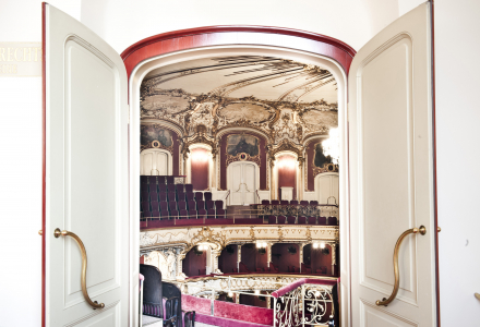 Oper Graz, Blick durch eine offene Tür in den Zuschauerraum